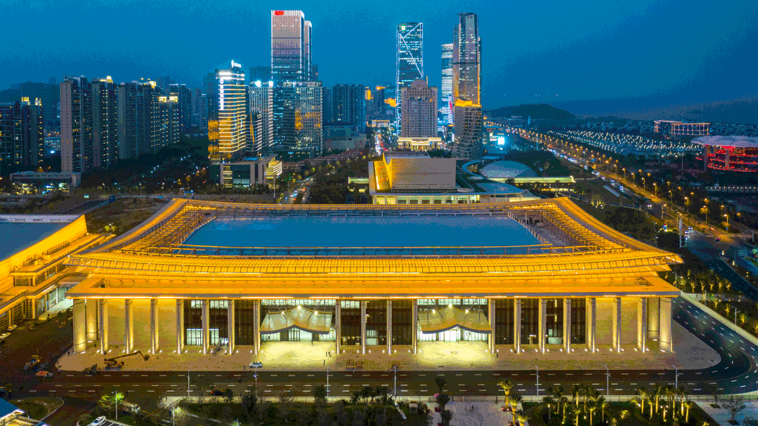 海峡大剧院以雄伟庄重的滨海建筑形象展现于世人面前,成为2019,2020年